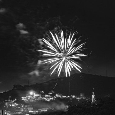 Gökyüzünde yeni yıl havai fişeklerinin patladığı gece görüntüleri. 2022 yılında Niteroi, Rio de Janeiro, Brezilya 'ya varış için düzenlenen etkinlik. COVID-19 salgını nedeniyle belediye yönetimi geleneksel Reveillon partisini kalabalık olmadan düzenledi..