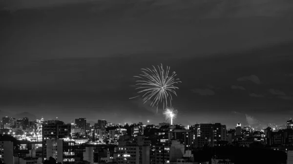 Imágenes Nocturnas Con Fuegos Artificiales Año Nuevo Reveillon Explotando Cielo — Foto de Stock