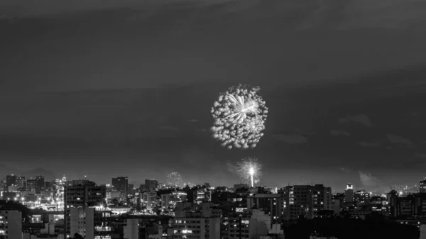 Imágenes Nocturnas Con Fuegos Artificiales Año Nuevo Reveillon Explotando Cielo — Foto de Stock