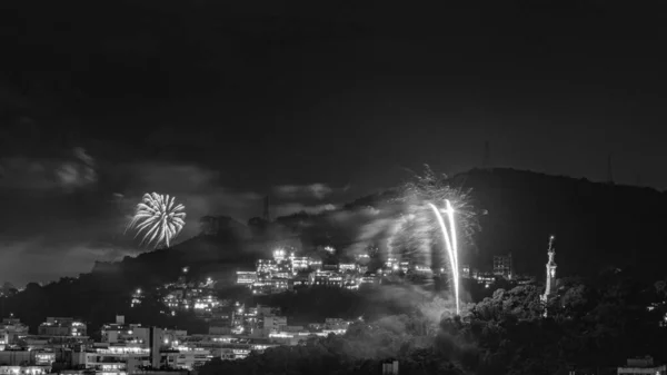 Imágenes Nocturnas Con Fuegos Artificiales Año Nuevo Reveillon Explotando Cielo —  Fotos de Stock