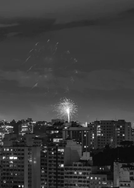 Imagens Noturnas Com Fogos Artifício Ano Novo Reveillon Explodindo Céu — Fotografia de Stock
