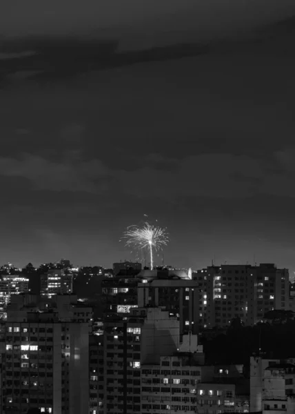 Imagens Noturnas Com Fogos Artifício Ano Novo Reveillon Explodindo Céu — Fotografia de Stock