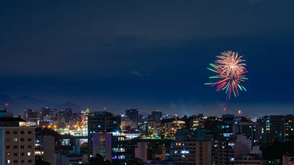 Imágenes Nocturnas Con Fuegos Artificiales Año Nuevo Reveillon Explotando Cielo —  Fotos de Stock