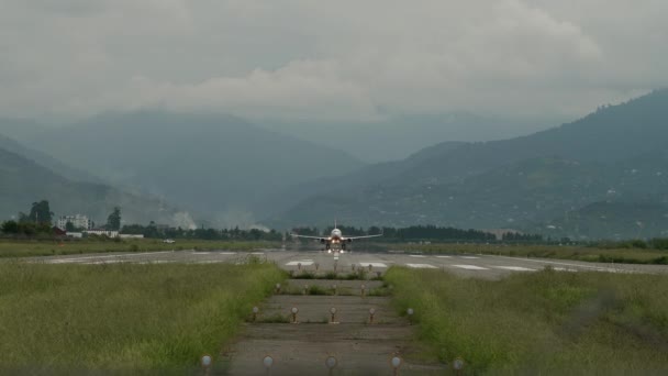 Büyük Bir Uçak Dağdaki Bir Şeritten Kalkıyor — Stok video