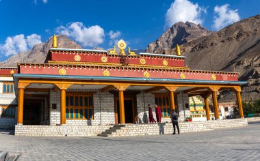 14.06.2022 Tabo Manastırı, Himachal Pradesh. Budist keşiş spiti vadisi Himanchal Pradesh 'teki sabah ibadeti tabo manastırına gidiyor....