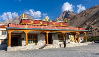 13 Haziran 2022, Tabo, Spiti Vadisi, Himanchal Pradesh. Tabo, Spiti Vadisi, Himanchal Pradesh, Hindistan 'daki Tabo manastırının önünde dua eden adam.