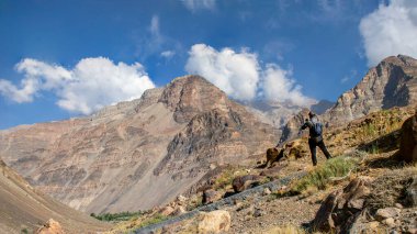 14.06.2022 Spiti Vadisi, Himanchal Pradsesh. Gezgin adam spiti vadisindeki dağların manzaralı güzelliğinin fotoğrafını çekiyor, Himanchal Pradesh..