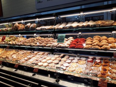 Tatlı turtalar ve çöreklerle dolu dükkan.