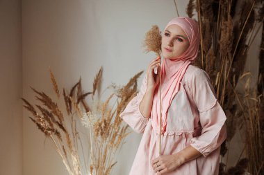 Pembe tesettüre sahip güzel Müslüman kadın portresi. Yüksek kalite fotoğraf