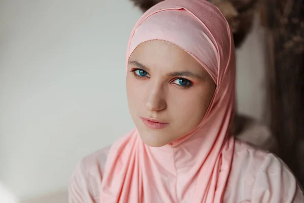 Retrato Bela Mulher Muçulmana Árabe Vestindo Hijab Rosa Olhar Para — Fotografia de Stock