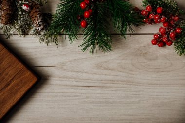 Ahşap arka planda Noel ve yeni yıl kartı