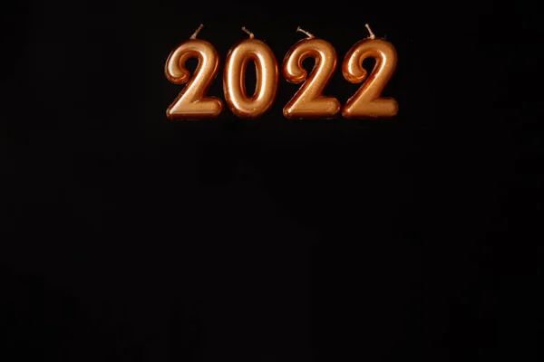 Ünnepi karácsonyi és újévi kártya arany szám 2022 a fekete háttér — Stock Fotó