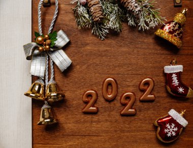 Ahşap arka planda 2022 numaralı Noel ve yeni yıl kartı