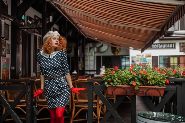 Γυναίκα πορτρέτο σε μπερέ και ρετρό μπιζέλια φόρεμα του εστιατορίου φόντο — Φωτογραφία Αρχείου