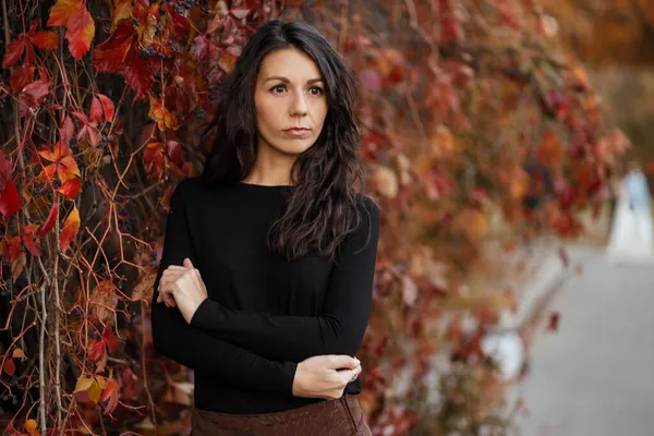 Close up Portrét mladé brunetky ženy na pozadí burgundské podzimní krajiny — Stock fotografie