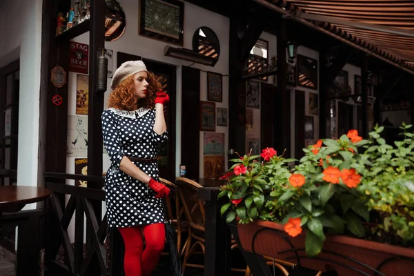 베레모를 입은 여자 초상화와 레스토랑 배경 의상의 리토 블 루 완두콩 — 스톡 사진