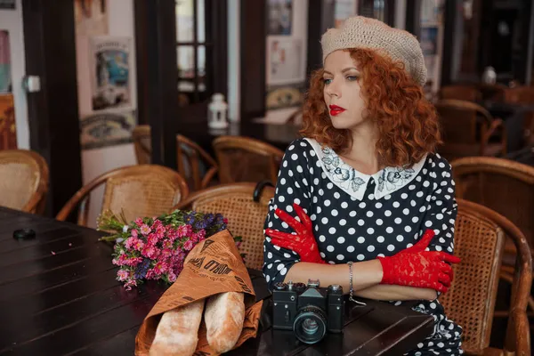 在咖啡店里，一个身穿贝雷帽和老式衣服的女人的近照 — 图库照片