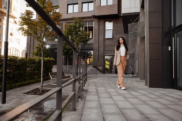 Alta diseñadora moderna chica con un ordenador portátil en sus manos va a trabajar en la oficina — Foto de Stock