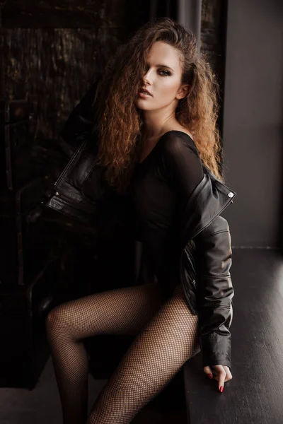 Retrato de una increíble chica rizada pelirroja en una chaqueta de cuero negro —  Fotos de Stock