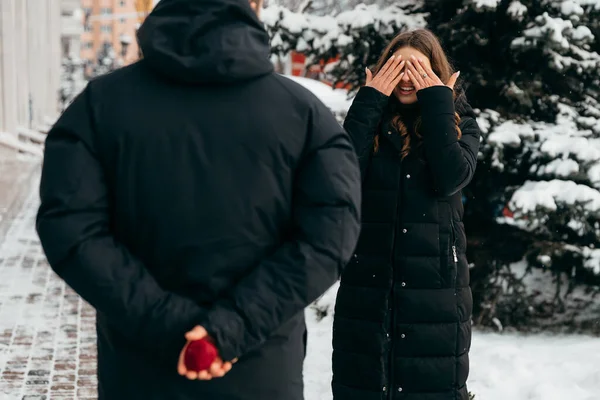 Ein Moment des Wartens vor einem Heiratsantrag. Der Typ hält die Schlafbox mit einem Ring — Stockfoto