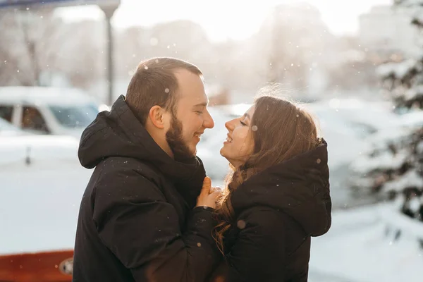 Boldog pár megérintik egymást és mosolyognak édesen egy hideg téli napon. — Stock Fotó