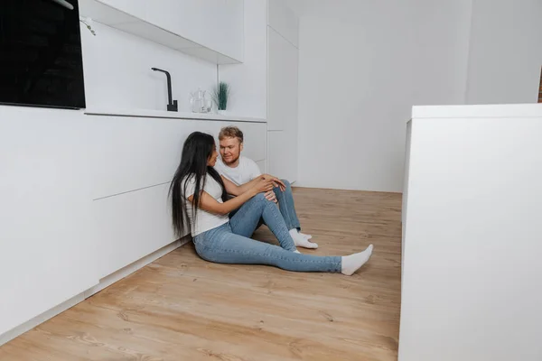 Муж и жена говорят и строят планы на будущее в своей квартире — стоковое фото