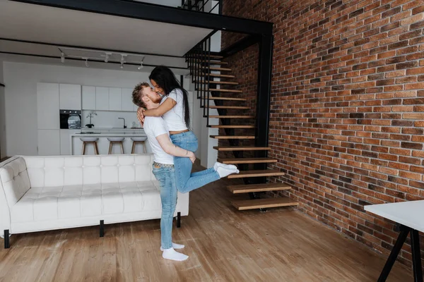 Feliz pareja multirracial compradores de casa por primera vez celebran día de mudanza —  Fotos de Stock