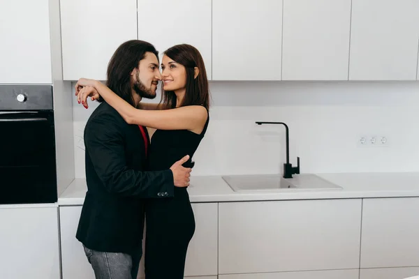 Milující pár něžně objímají v útulném domácím prostředí — Stock fotografie
