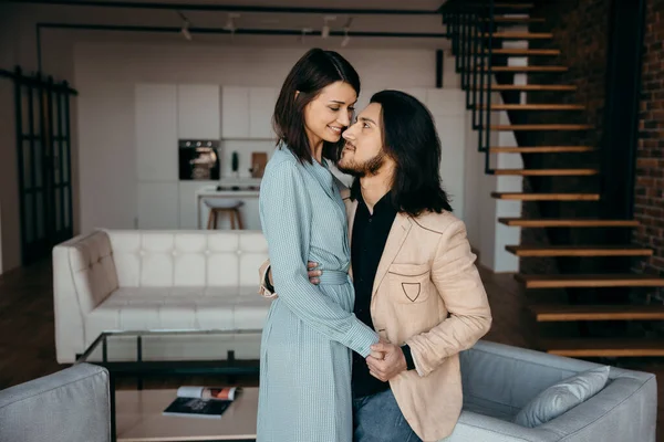 Couple marié câlin dans leur nouvel appartement de luxe — Photo