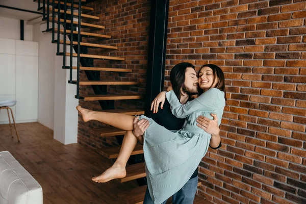 Koca, sevgili karısını kollarına alır. — Stok fotoğraf