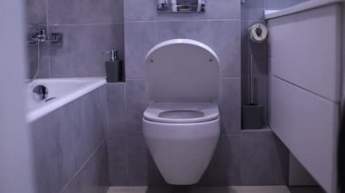 Tuvalet kapağının otomatik olarak kapanması. Askıya alınmış tuvalet kurulumu.