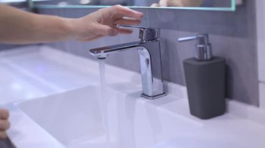 Virüsü önlemek için ellerini yıkamak, bakterileri durdurmak için hijyen.