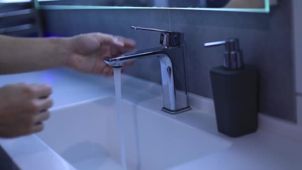 Mytí rukou muž pro prevenci virů, hygiena, aby se zabránilo šíření bakterií — Stock video