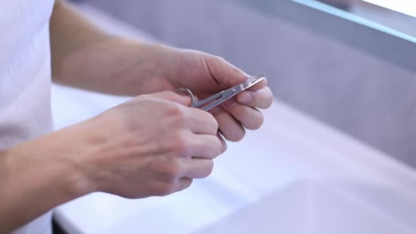 Close up homem fazendo manicure e no banho de corte de unhas — Vídeo de Stock