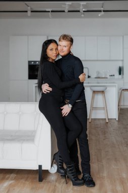 Genç evli, çok kültürlü bir çift yeni dairelerinin lüks içinde eğleniyor.