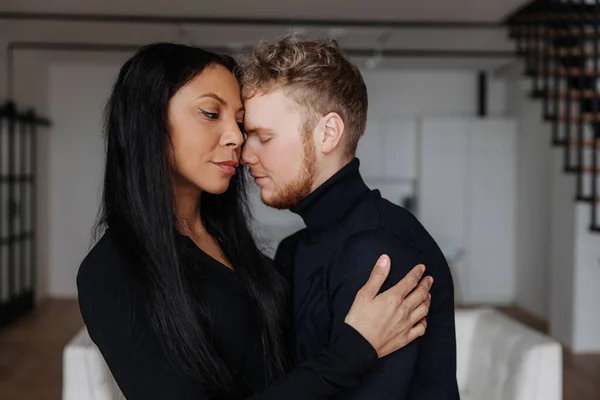 Jeune mari embrasse doucement sa femme dans le salon — Photo