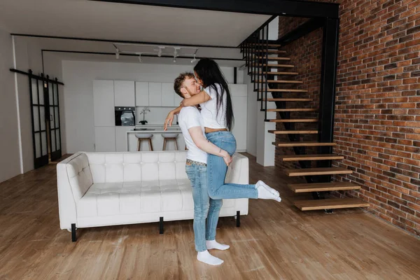 Heureux couple multiracial première fois acheteurs d'une maison célèbrent jour de déménagement — Photo