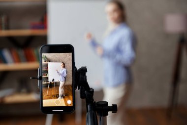 Kadın işletme koçu, özel öğretmen Webinar, online eğitim. Çevrimiçi danışman bir video dersi yönetir