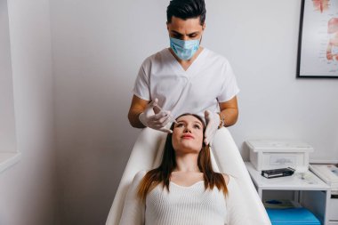 Genç esmer kadın yüzünden estetik ameliyat oluyor.