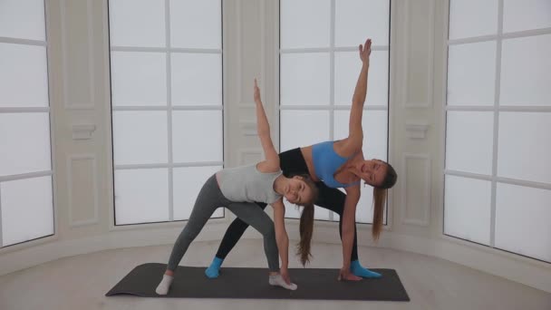 Moeder trainer met kleine dochter stretch pilates sport gymnastische oefening — Stockvideo