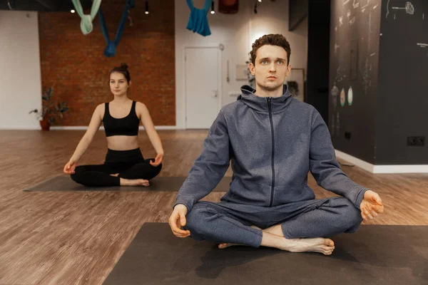 A jógát gyakorló fiatalok csoportja a jóga tágas stúdióban — Stock Fotó