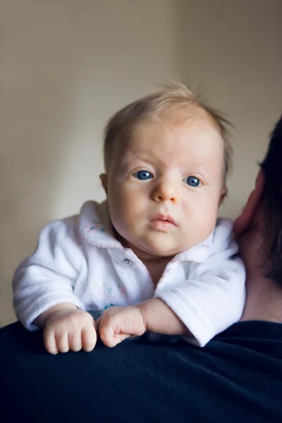 Blond pasgeboren baby met blauwe ogen — Stockfoto