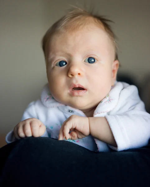 Blond nyfødt baby med blå øyne – stockfoto