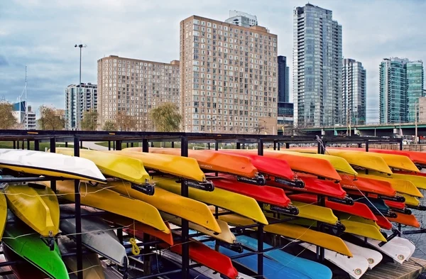 Kleurrijke kano's in stad — Stockfoto