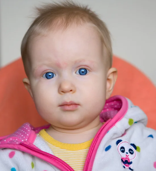 Schattig baby meisje met blauwe ogen — Stockfoto