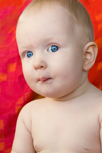 Schattige babymeisje maken funny face — Stockfoto