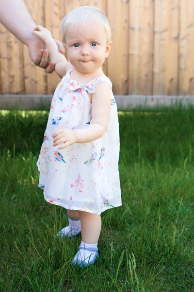 Meisje van de baby bezit is van de hand van haar vader — Stockfoto