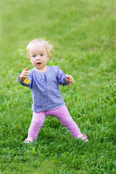 Grappige schattige babymeisje met bloem — Stockfoto