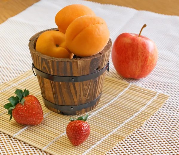 Aprikoser, jordgubbar, äpple på vit bakgrund — Stockfoto