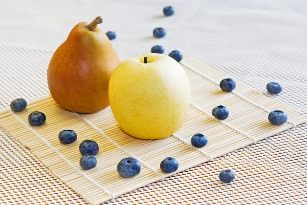 Twee peren op een witte achtergrond — Stockfoto